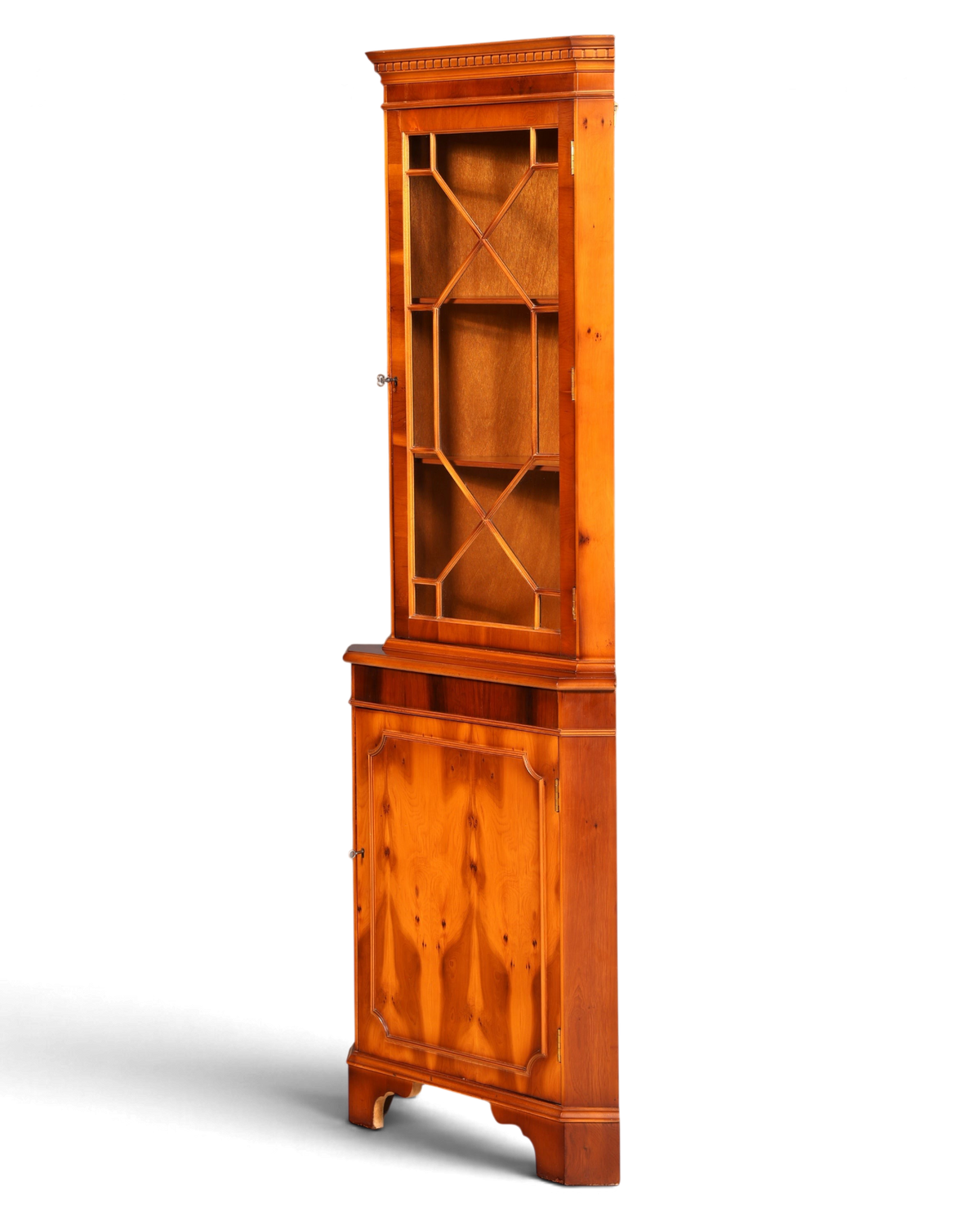 Hauptstadt Möblerei englische Eckvitrine aus Eibenholz mit Glasfront und feiner Maserung im Vintage-Stil