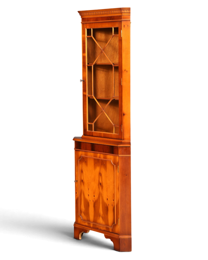 Hauptstadt Möblerei englische Eckvitrine aus Eibenholz mit Glasfront und feiner Maserung im Vintage-Stil
