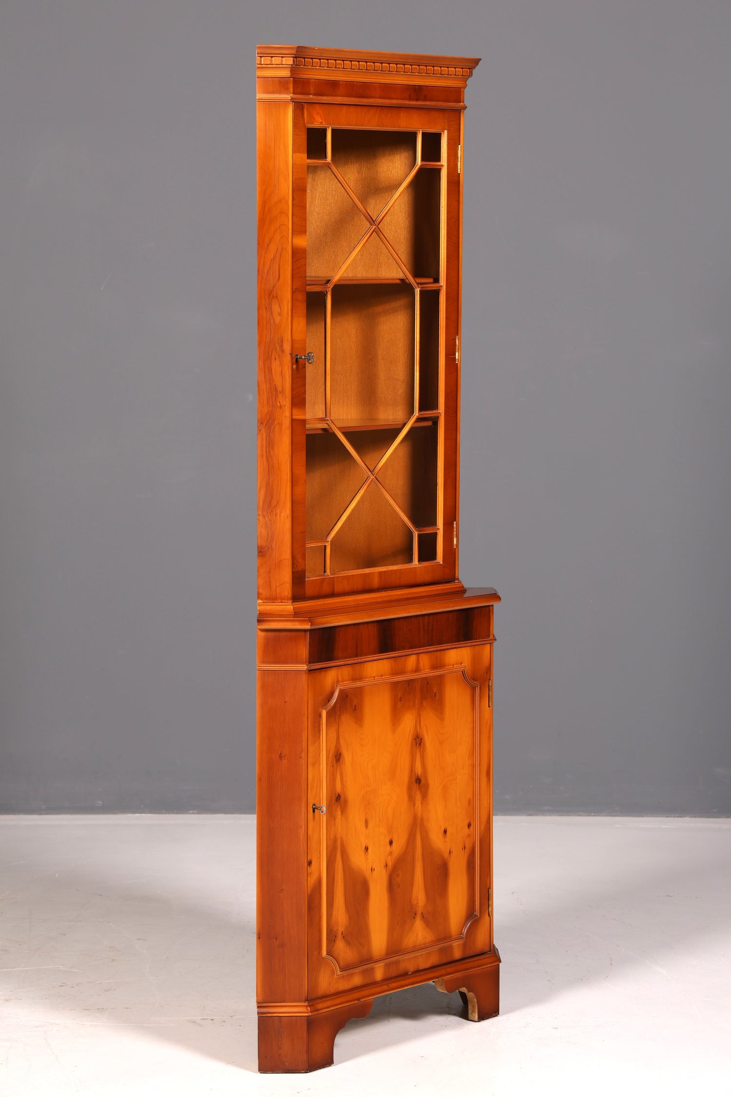 Wunderschöne Englische Eckvitrine Eibe Antik Echt Holz Schrank Eckschrank Glasvitrine Vitrine Vintage