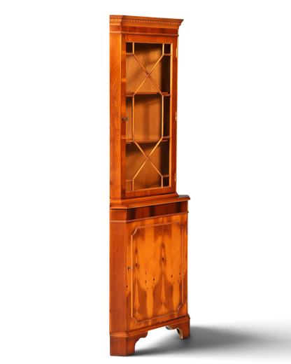 Hauptstadt Möblerei englische Eckvitrine aus Eibenholz mit Glasfront und feiner Maserung im antiken Vintage-Stil