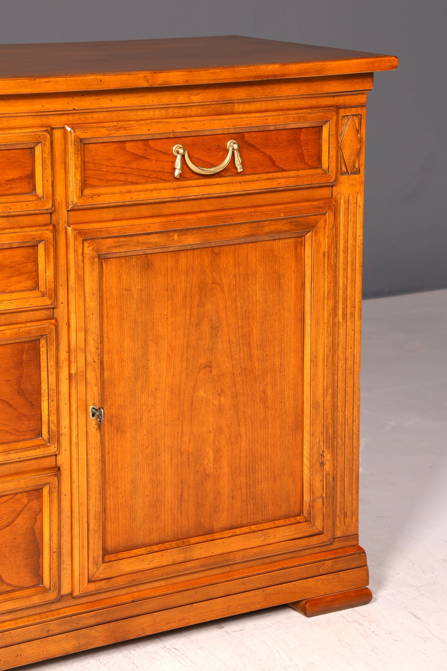 G225 Finish SELVA Wunderschönes Englisches Sideboard Eibe Schrank Antik Stil Buffetschrank Kommode (Kopie)