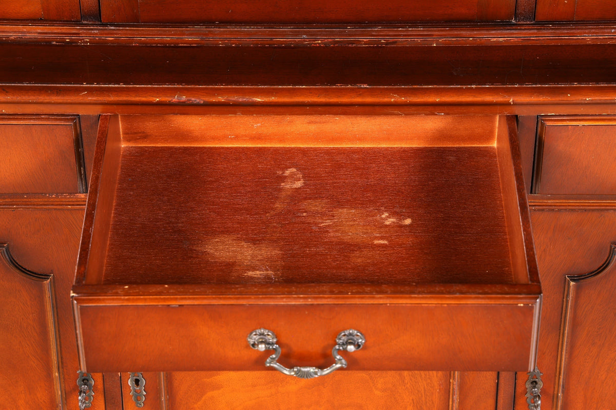 Hauptstadt Möblerei englische Vitrine aus massivem Holz mit offener Schublade und dekorativen Metallgriffen
