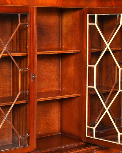 Hauptstadt Möblerei englische Vitrine aus massivem Holz mit Glasfront und höhenverstellbaren Regalböden im Antik-Stil