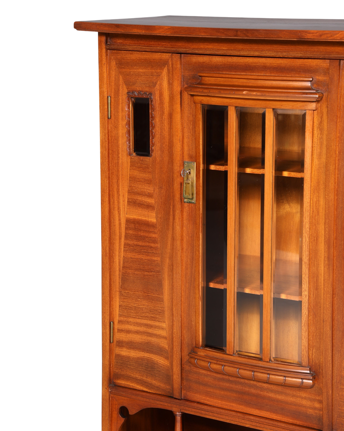 Hauptstadt Möblerei Jugendstil Vitrine aus Eiche mit Glasfront, Messingbeschlägen und detaillierten Holzarbeiten