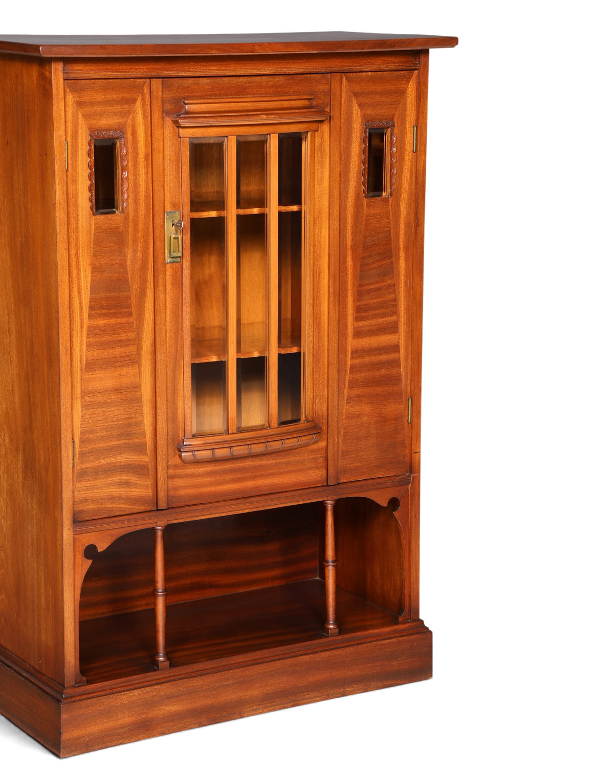 Hauptstadt Möblerei Jugendstil Vitrine aus Eiche mit Glastür, Holzmasserung und dekorativen Schnitzereien
