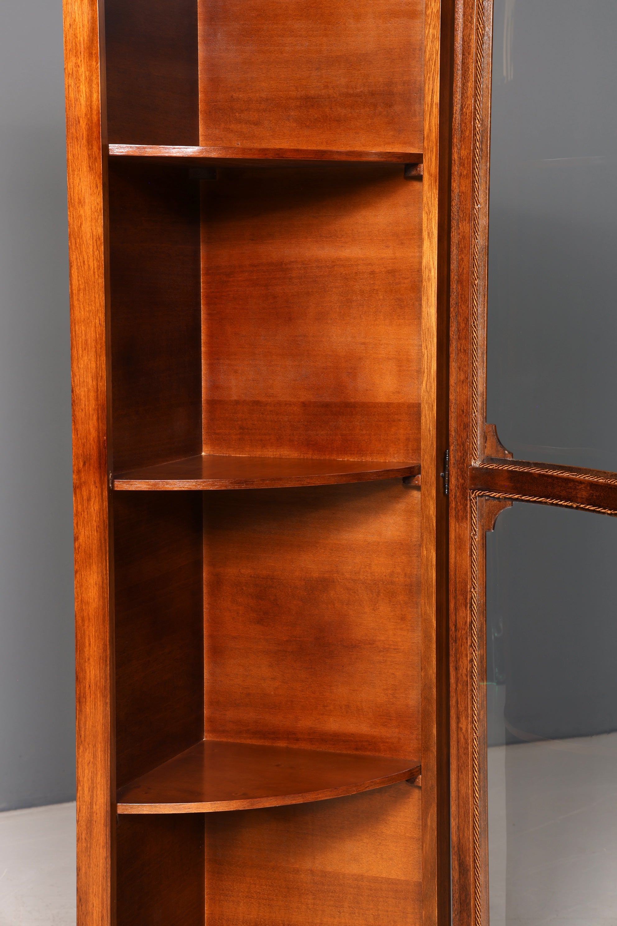 F130 Finish Wunderschöne Englische Eckvitrine Mahagoni Antik 60s echt Holz Schrank Eckschrank Glasvitrine