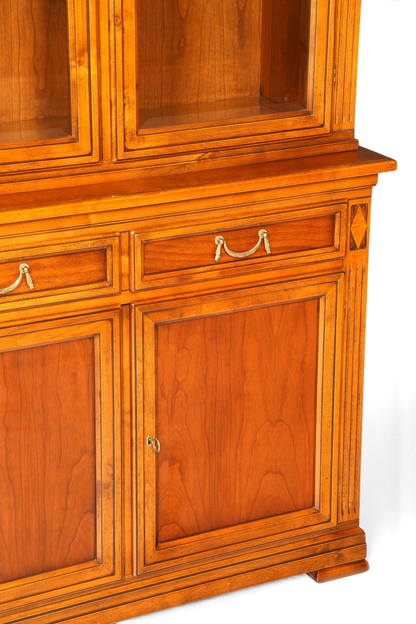 Hauptstadt Möblerei Selva Vitrine Villa Borghese aus massivem Holz im antiken Stil mit Messingbeschlägen