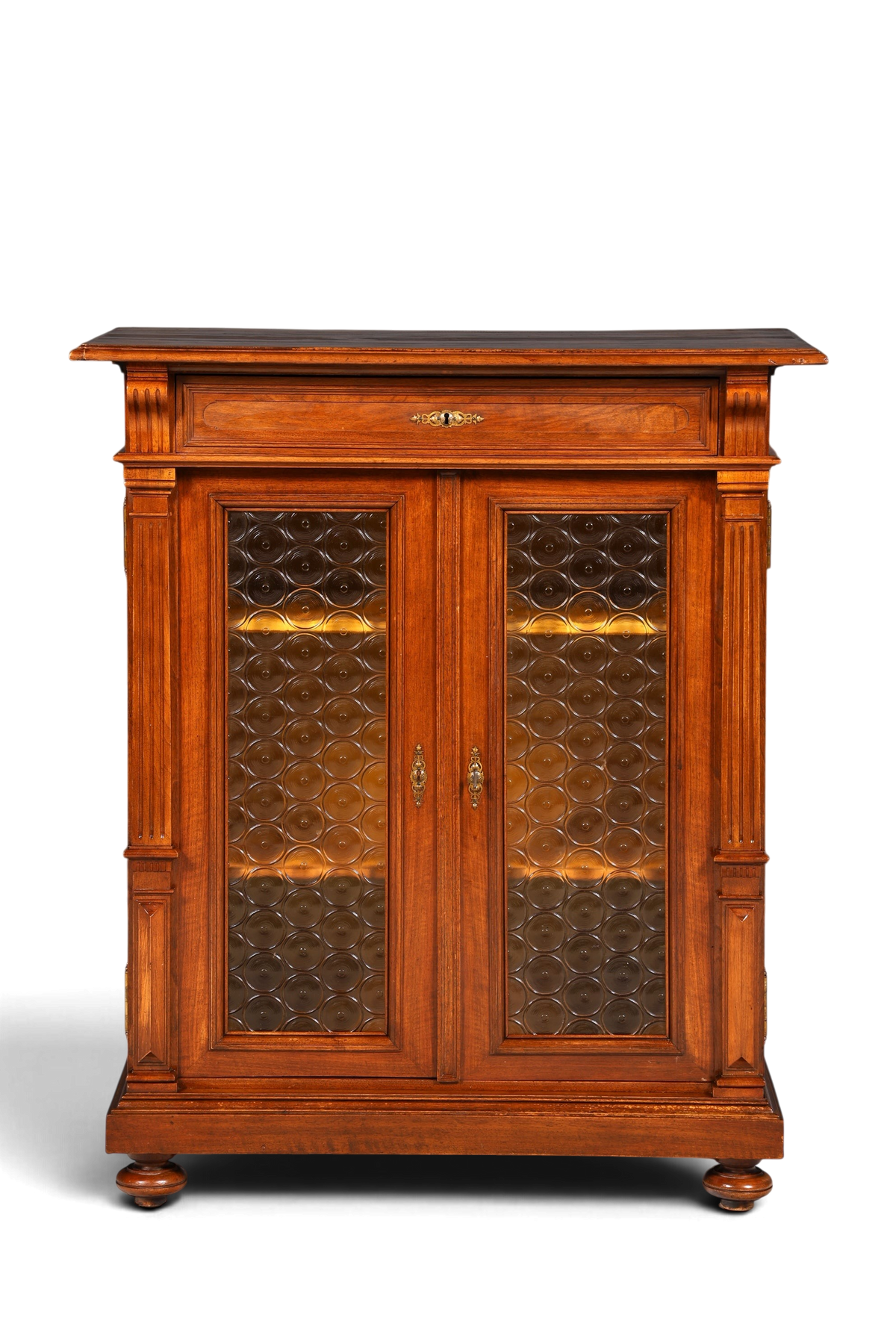 Hauptstadt Möblerei Gründerzeit Vitrine aus Nussbaum mit Strukturglas-Türen und Schublade, antik um 1880
