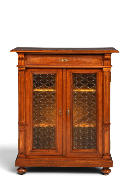 Hauptstadt Möblerei Gründerzeit Vitrine aus Nussbaum mit Strukturglas-Türen und Schublade, antik um 1880