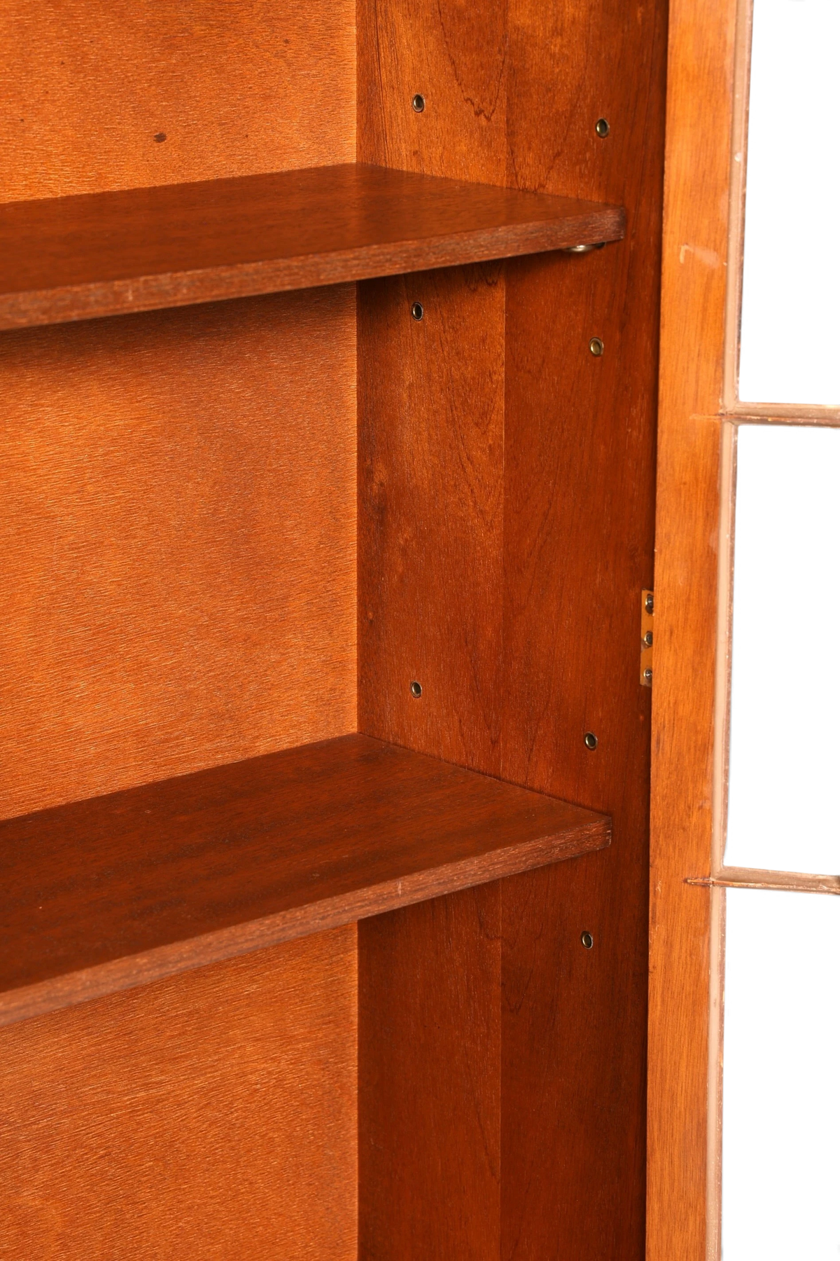 Hauptstadt Möblerei englische Vitrine aus Echtholz mit höhenverstellbaren Einlegeböden und Glastür im Detail