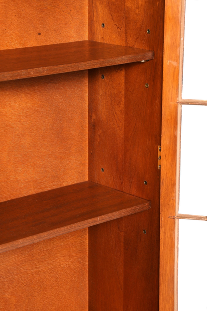 Hauptstadt Möblerei englische Vitrine aus Echtholz mit höhenverstellbaren Einlegeböden und Glastür im Detail