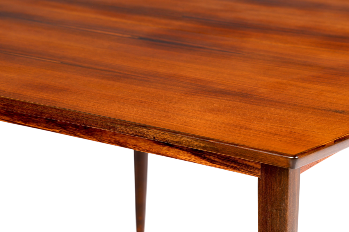 Hauptstadt Möblerei Mid Century Esstisch aus Palisander mit markanter Holzmaserung im 60er Jahre Design