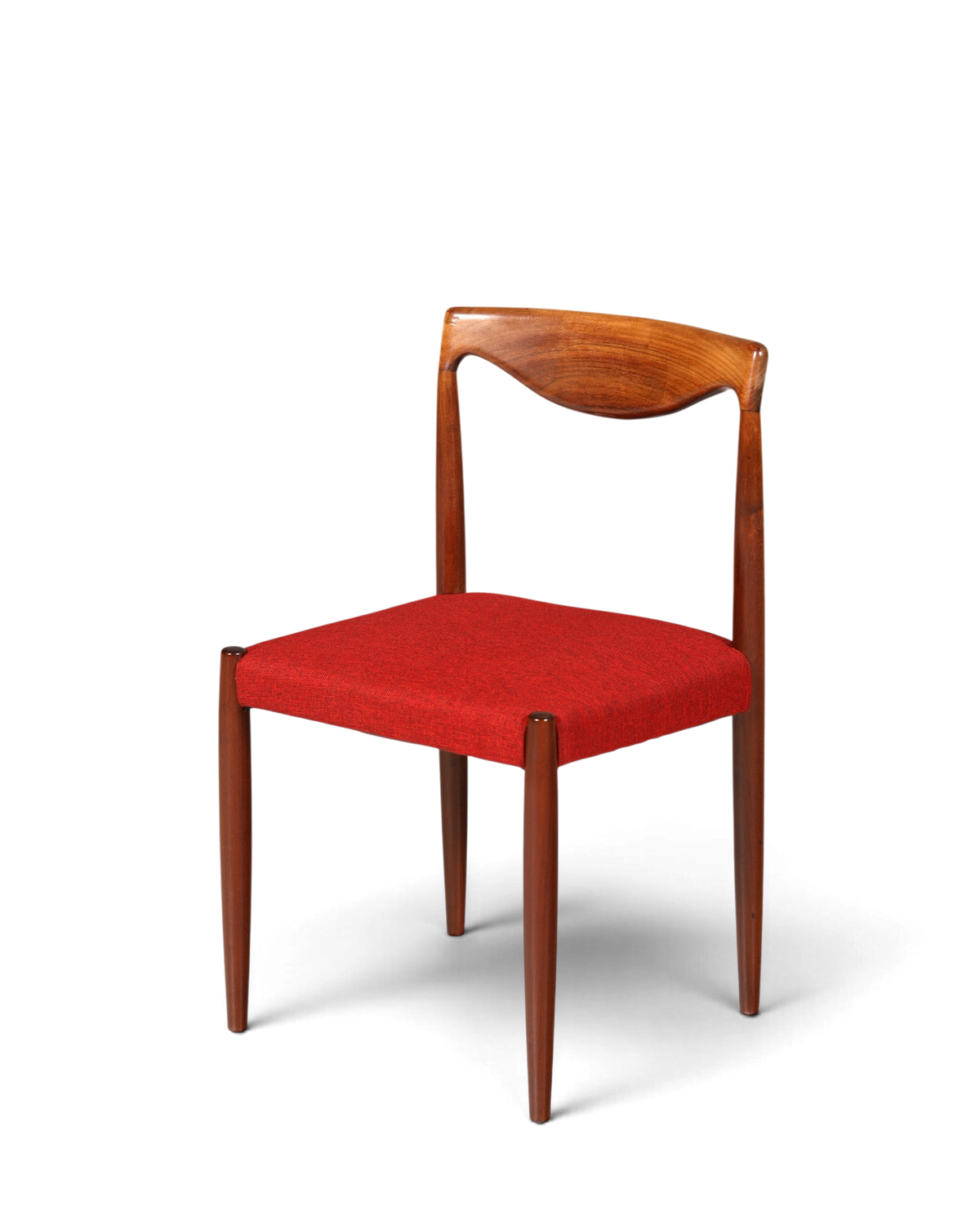 Hauptstadt Möblerei Bambi Stuhl von Rastad &amp; Relling aus Holz mit rotem Stoffbezug im Mid-Century Design