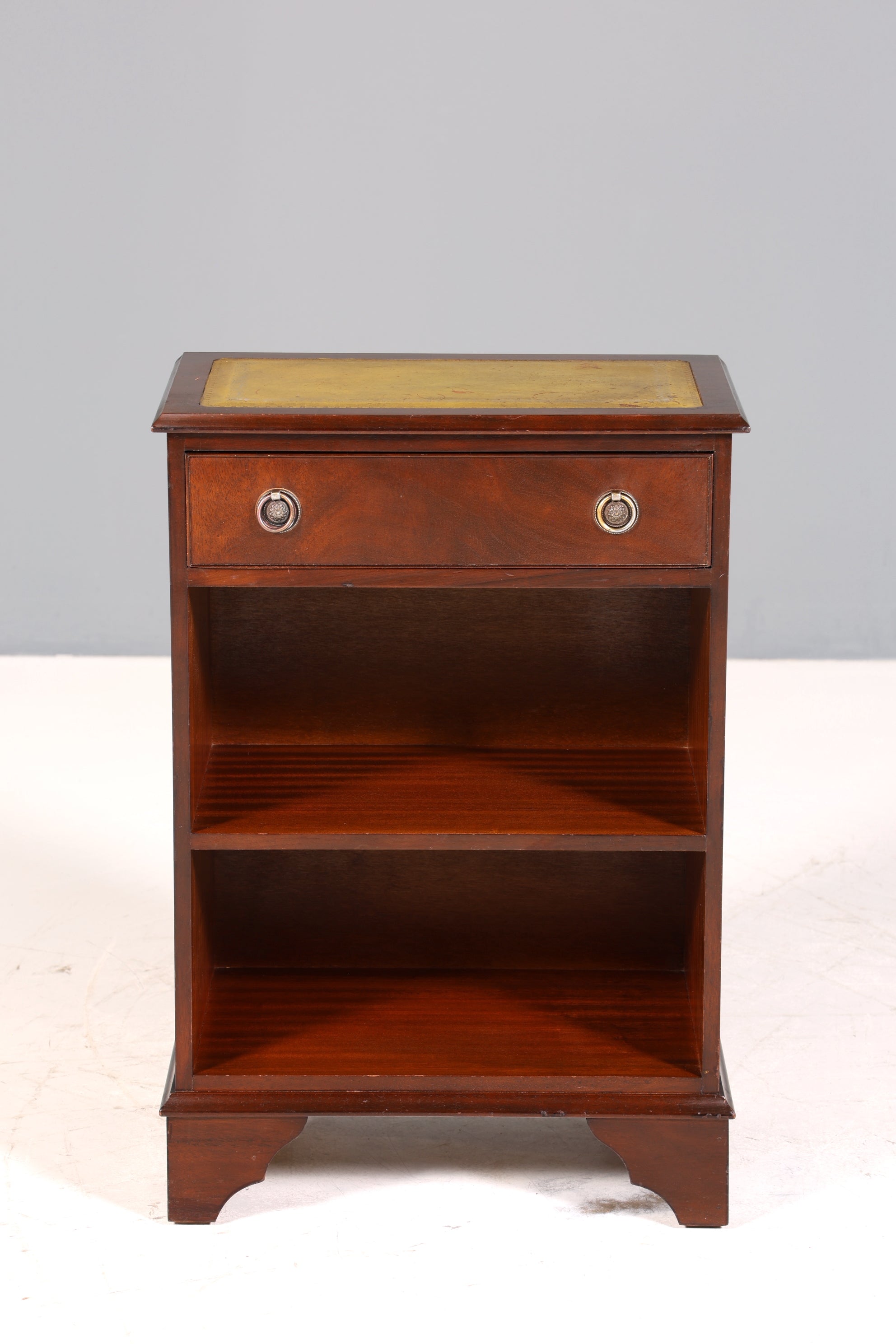 Wunderschönes Englisches Regal Englisch Bücherregal Kommode echt Lederauflage Ablagetisch Nachttisch