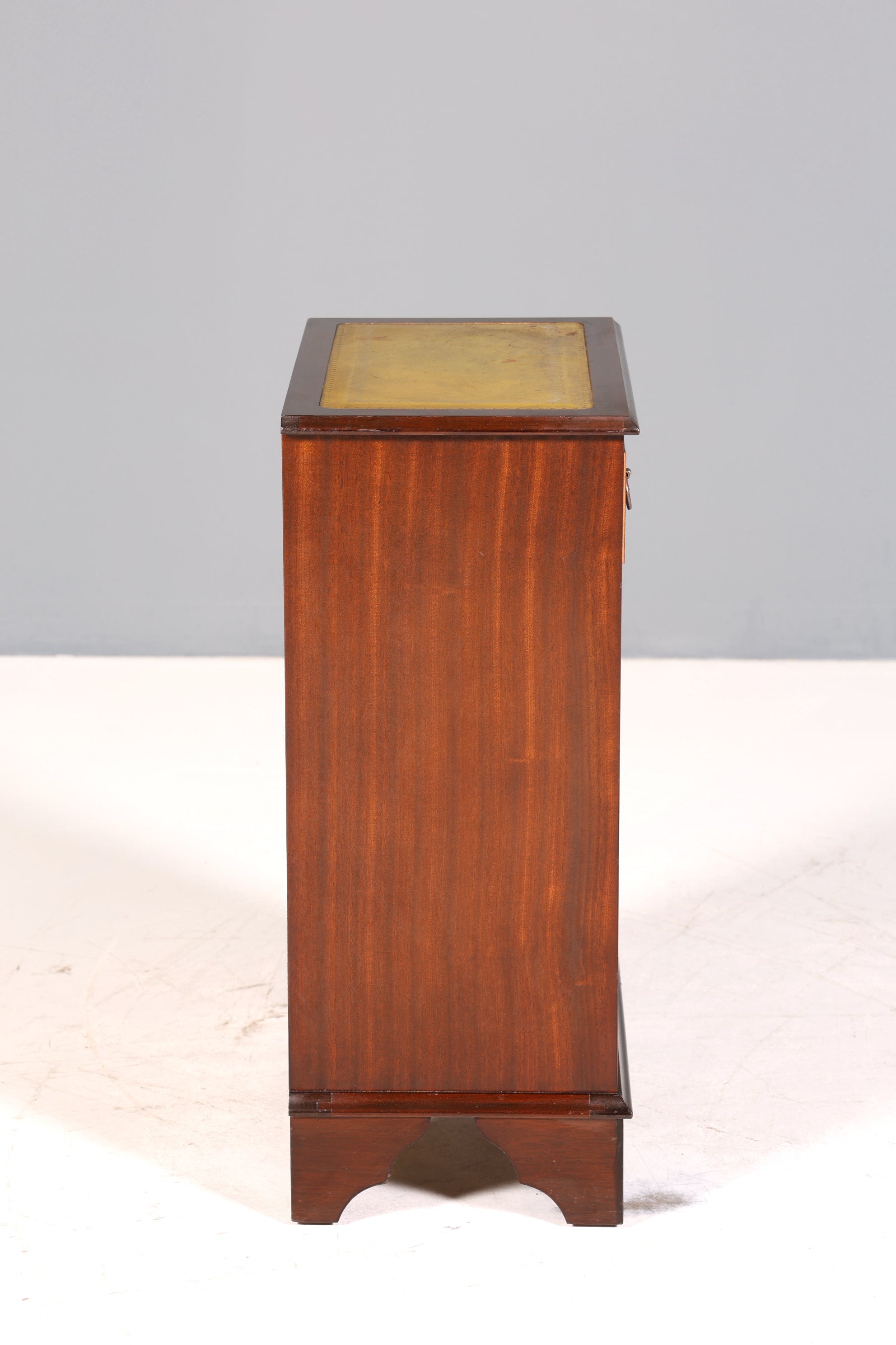 Wunderschönes Englisches Regal Englisch Bücherregal Kommode echt Lederauflage Ablagetisch Nachttisch