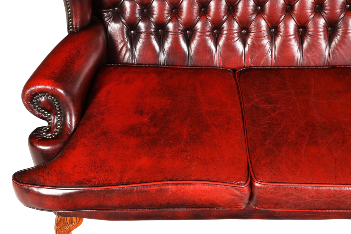 Hauptstadt Möblerei Chesterfield 3er Sofa aus rotem Echtleder mit Knopfheftung und Ziernägeln im englischen Stil