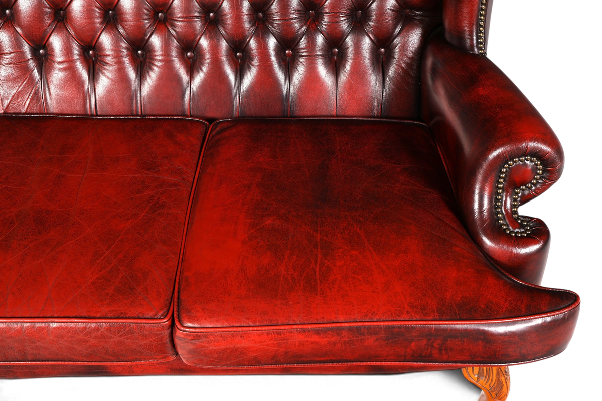 Hauptstadt Möblerei Chesterfield 3er Sofa aus rotem Echtleder mit Knopfheftung und Ziernägeln im englischen Stil