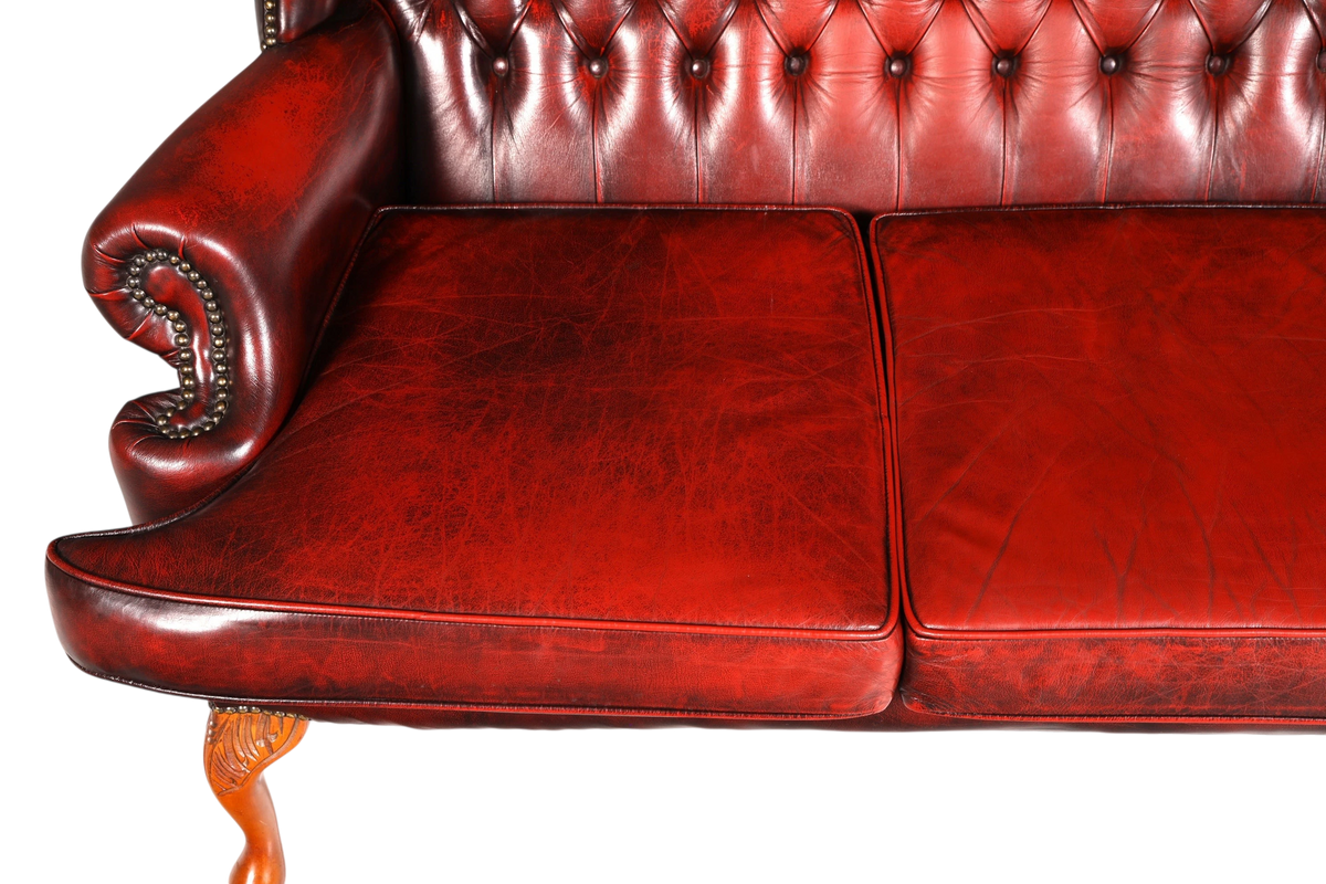 Hauptstadt Möblerei Chesterfield 3er Sofa aus rotem Echtleder mit klassischer Knopfheftung und Ziernägeln