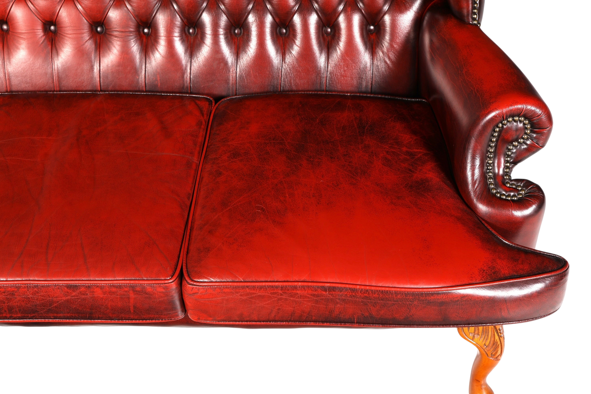 Hauptstadt Möblerei Chesterfield 3er Sofa aus rotem Echtleder mit Knopfheftung und Ziernägeln im englischen Stil