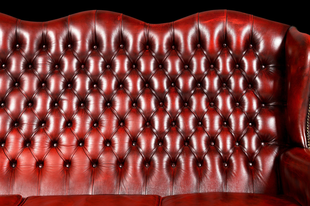 Hauptstadt Möblerei Chesterfield 3er Sofa aus rotem Echtleder mit klassischer tiefer Knopfheftung und Antik-Finish
