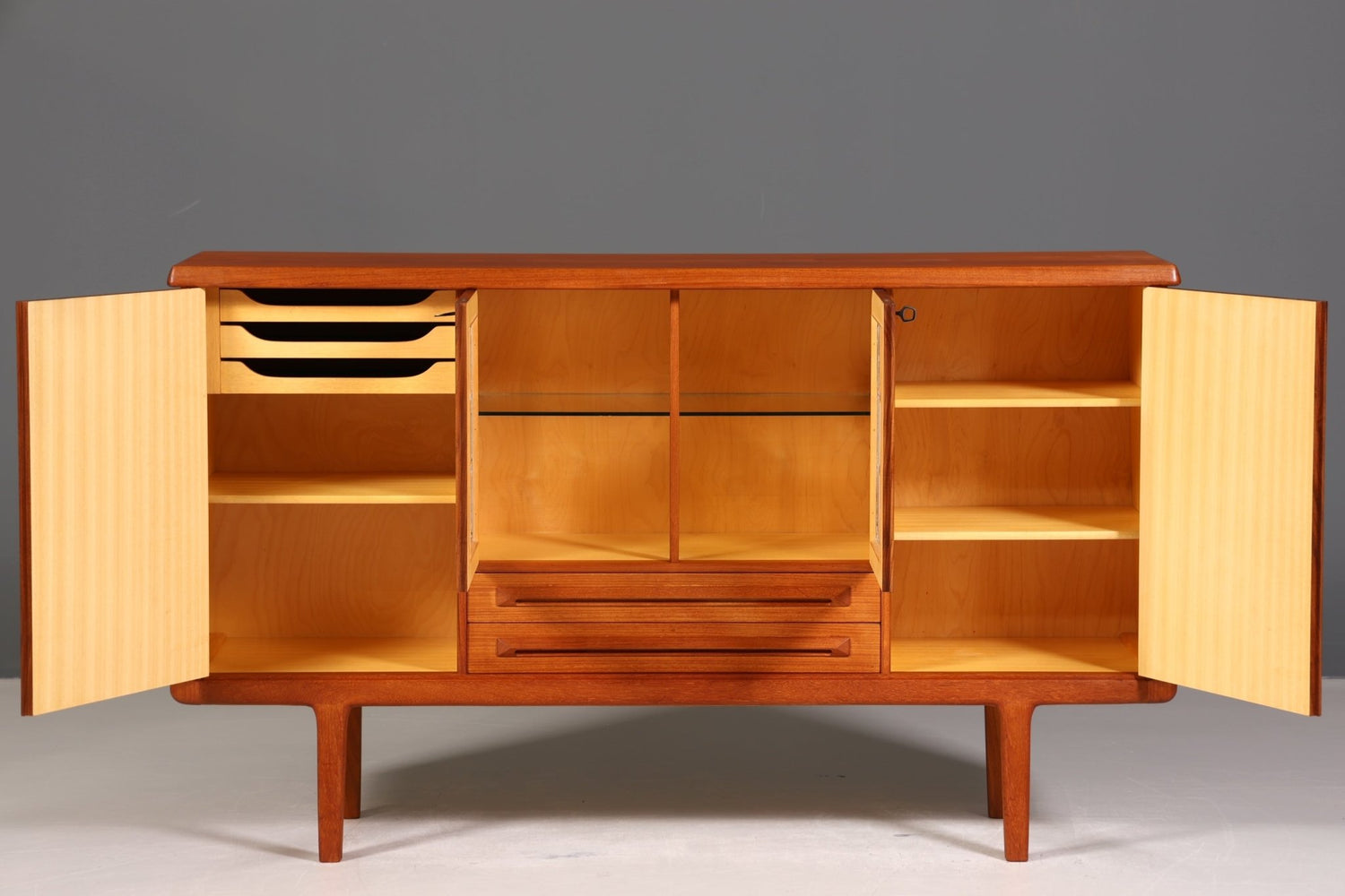 Traumhaftes Mid Century Sideboard Danish Design Vitrine Kommode Made in Norway Nussbaum Schrank Highboard