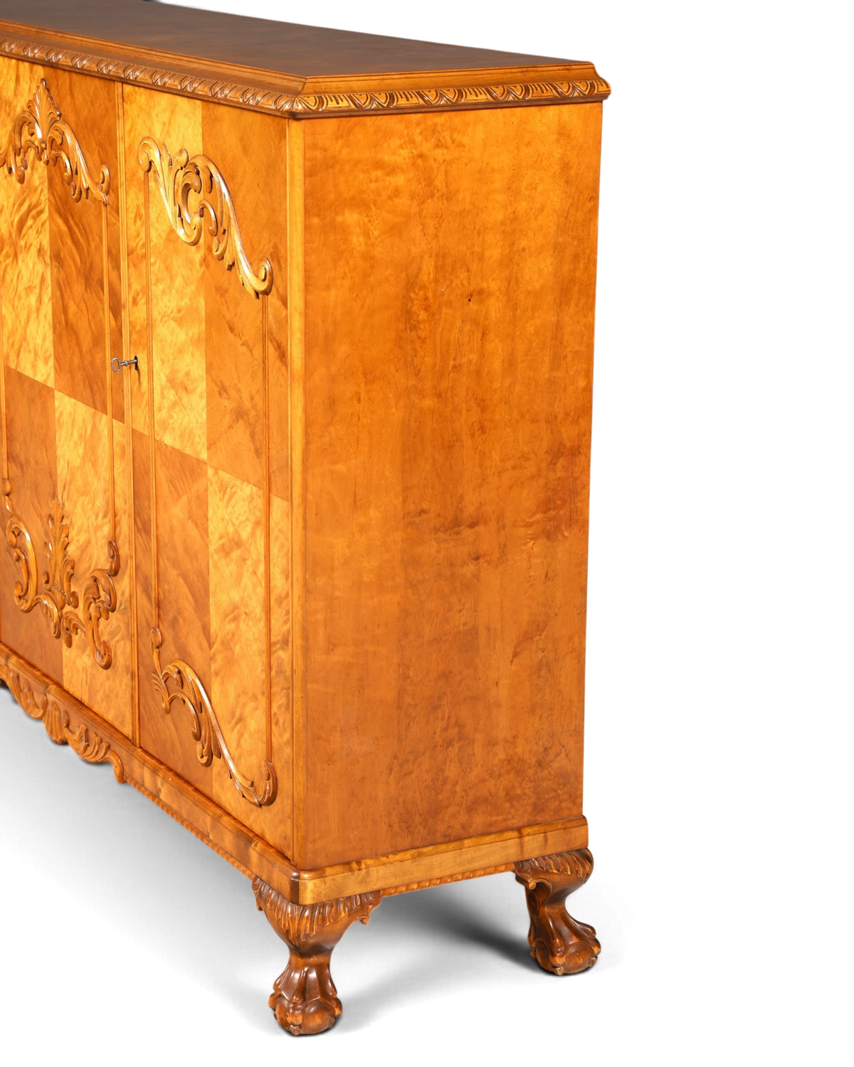 Hauptstadt Möblerei Chippendale Highboard aus massivem Holz mit kunstvollen Schnitzereien und edler Maserung