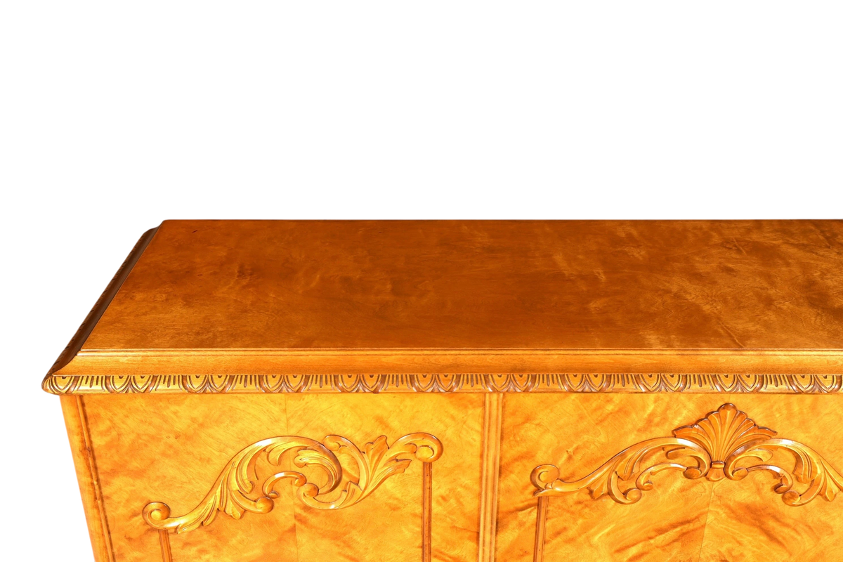 Hauptstadt Möblerei Chippendale Highboard aus massivem Holz mit kunstvollen Schnitzereien und warmer Maserung
