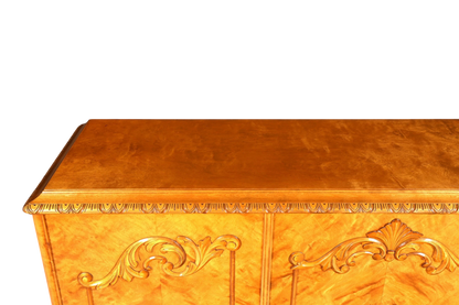 Hauptstadt Möblerei Chippendale Highboard aus massivem Holz mit kunstvollen Schnitzereien und warmer Maserung
