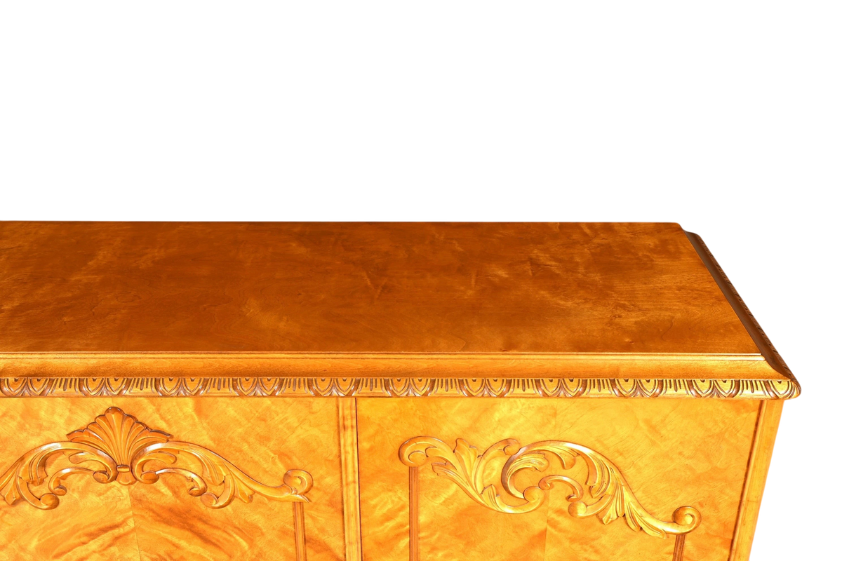 Hauptstadt Möblerei Chippendale Highboard aus massivem Holz mit kunstvollen Schnitzereien und edler Maserung