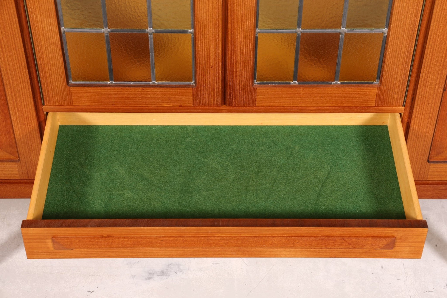 Traumhaftes Mid Century Sideboard Danish Design Vitrine Kommode Made in Norway Nussbaum Schrank Highboard