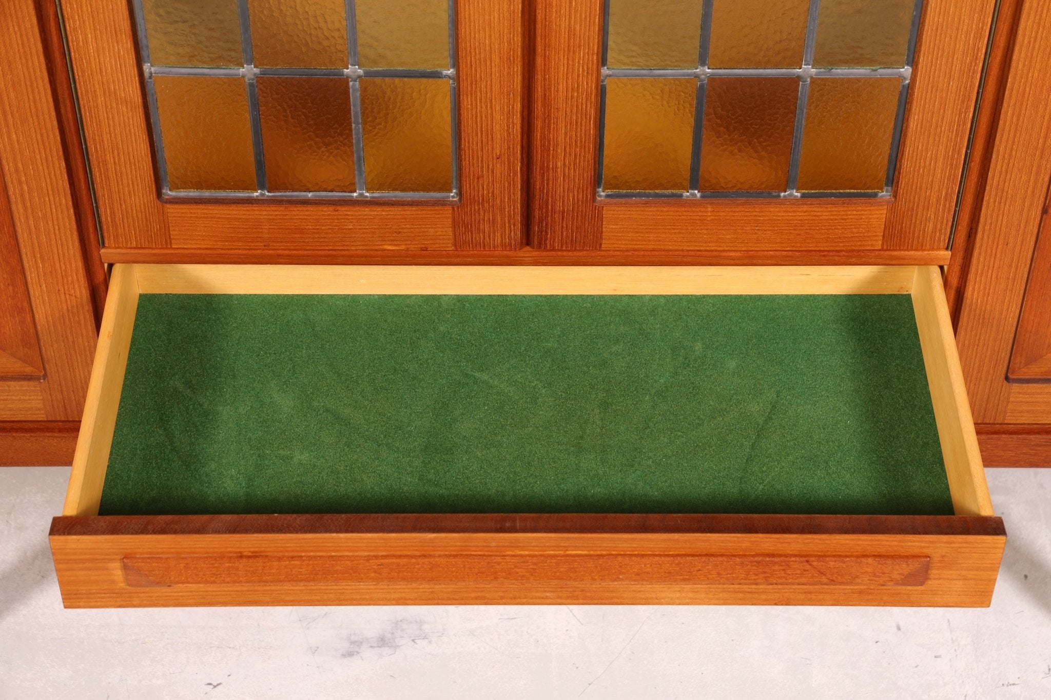 Traumhaftes Mid Century Sideboard Danish Design Vitrine Kommode Made in Norway Nussbaum Schrank Highboard