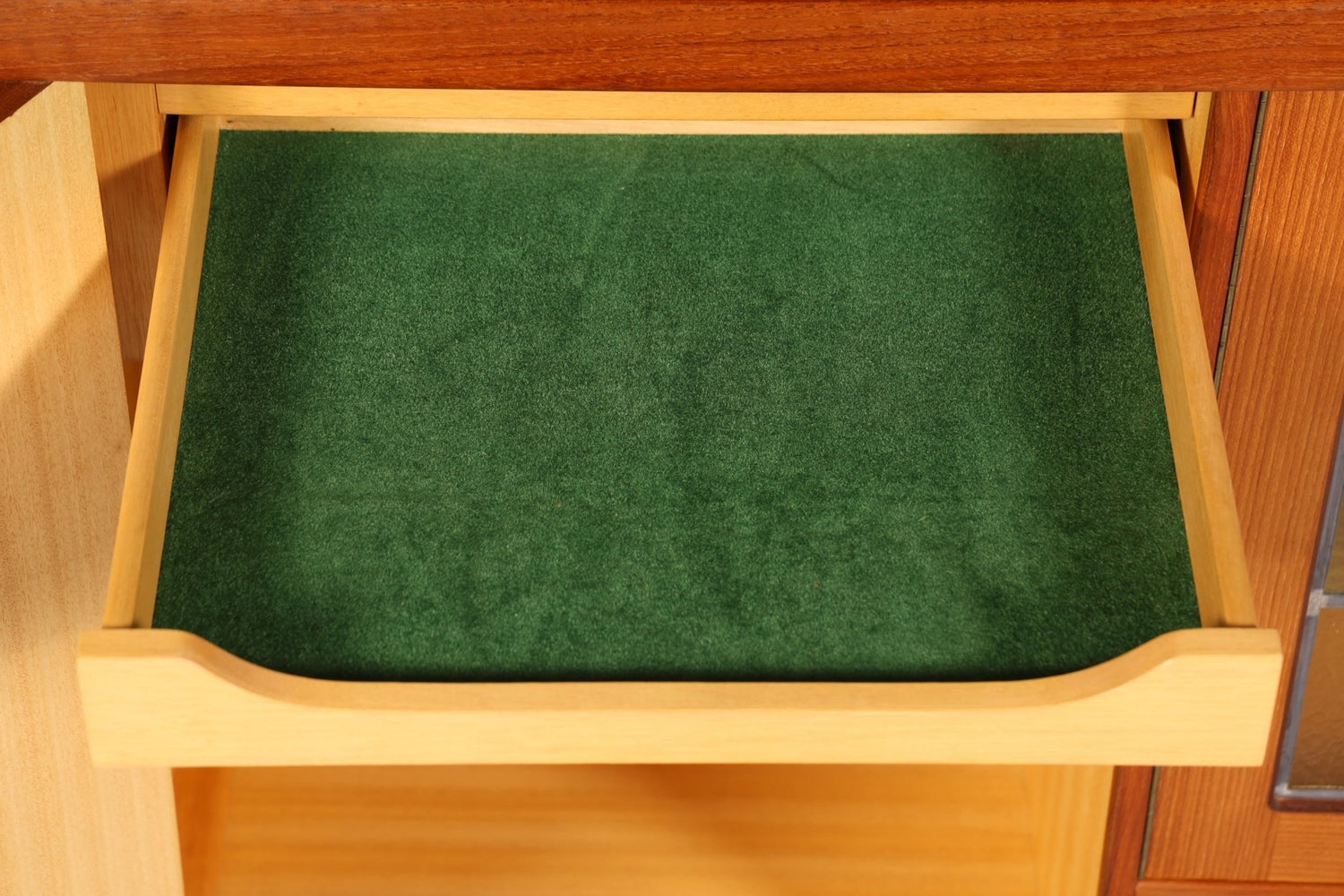 Traumhaftes Mid Century Sideboard Danish Design Vitrine Kommode Made in Norway Nussbaum Schrank Highboard