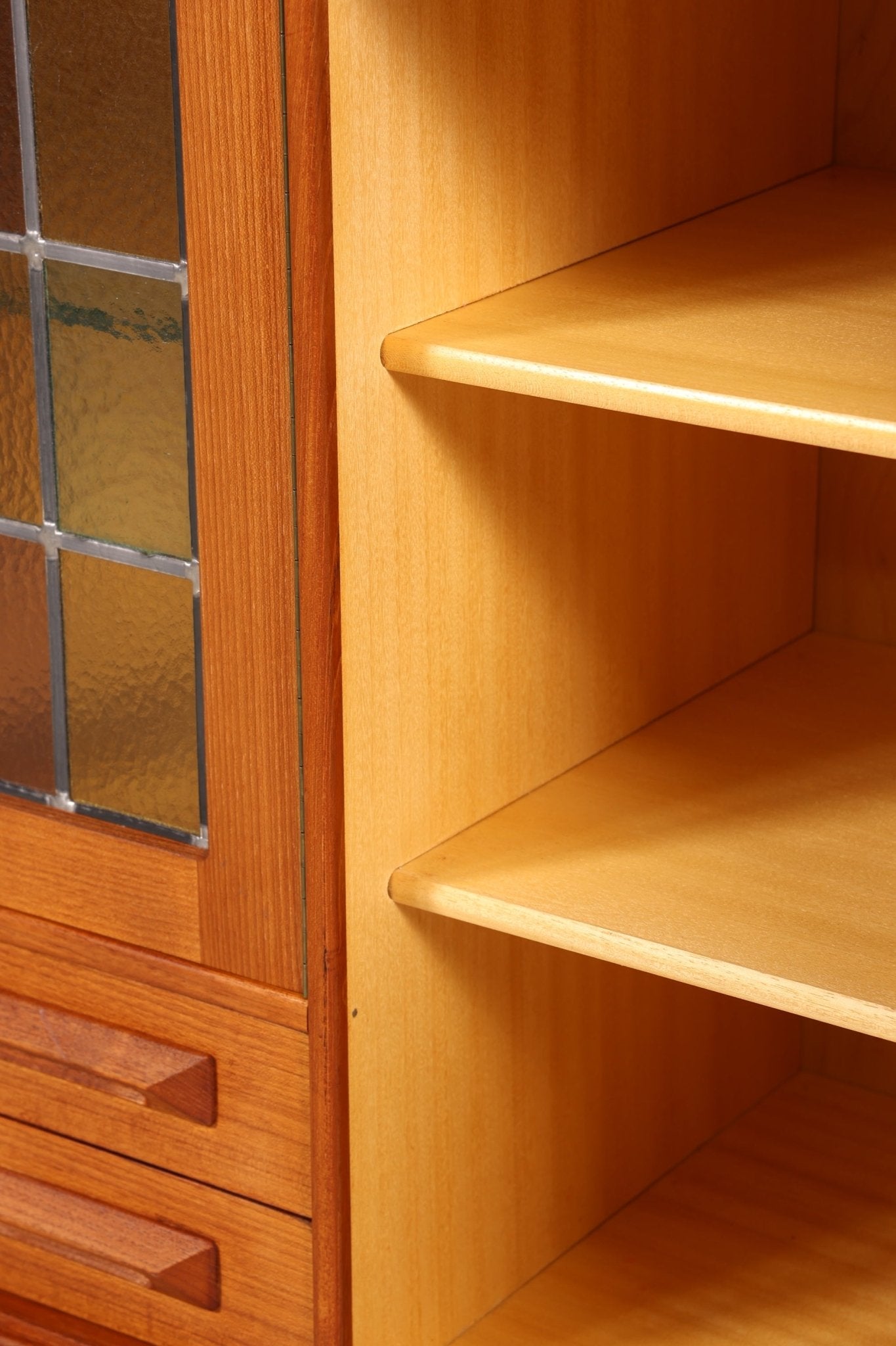 Traumhaftes Mid Century Sideboard Danish Design Vitrine Kommode Made in Norway Nussbaum Schrank Highboard