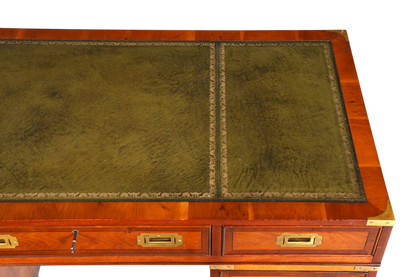 Hauptstadt Möblerei Schreibtisch im Military Chest Stil aus massivem Holz mit grüner Lederauflage und Messingbeschlägen