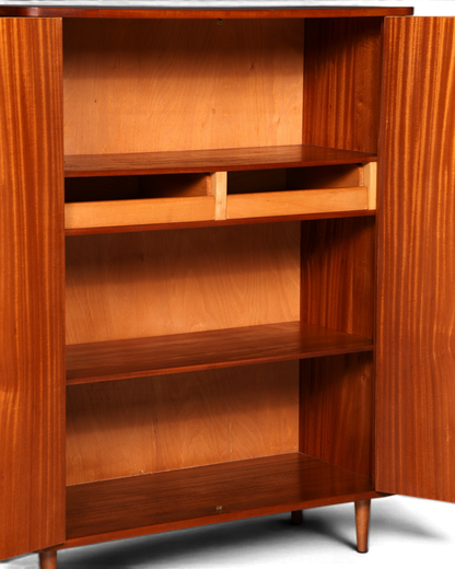 Hauptstadt Möblerei Mid Century Schrank aus Holz mit offenen Türen, Einlegeböden und konischen Beinen im 60er Jahre Stil