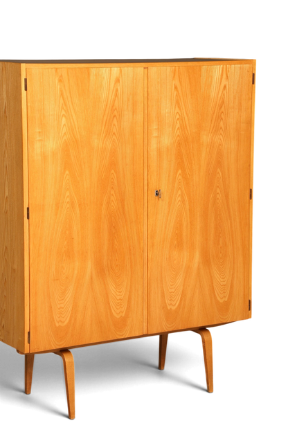 Hauptstadt Möblerei Hellerau Schrank Modell 427 aus hellem Holz mit gespiegelter Maserung im Mid-Century-Design