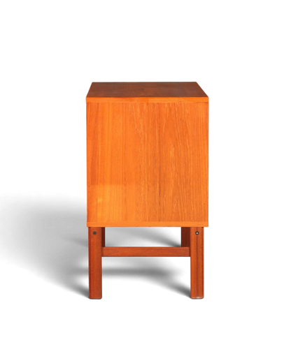 Hauptstadt Möblerei Mid Century Kommode aus Holz mit markanter Maserung in Seitenansicht vor grauem Hintergrund