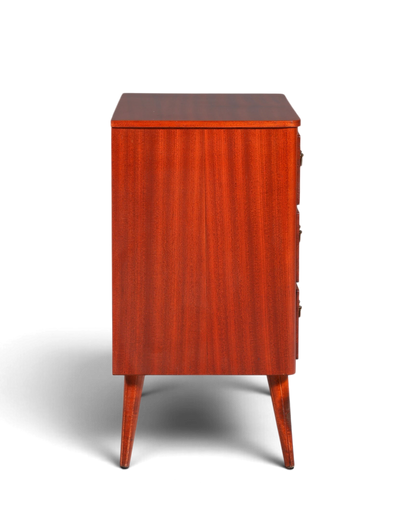 Hauptstadt Möblerei Mid Century Kommode aus massivem Holz mit konischen Beinen in Seitenansicht