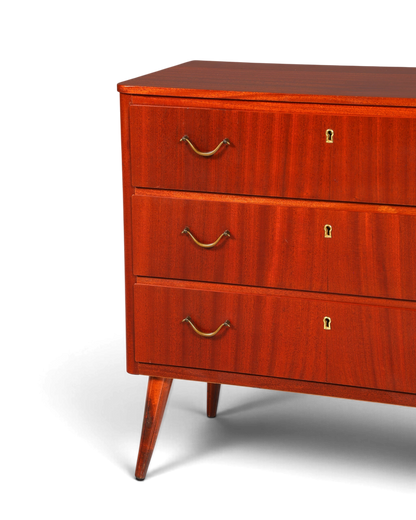 Hauptstadt Möblerei Mid Century Kommode aus massivem Holz mit drei Schubladen und Messinggriffen im 60er Jahre Design