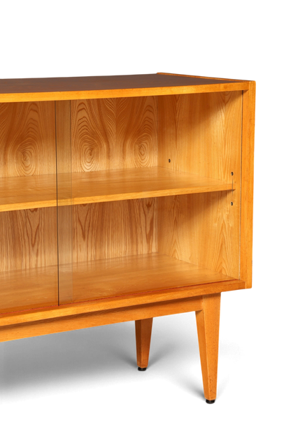 Hauptstadt Möblerei Hellerau Sideboard Modell 602 aus Echtholz mit Glasschiebetüren im Mid-Century-Design