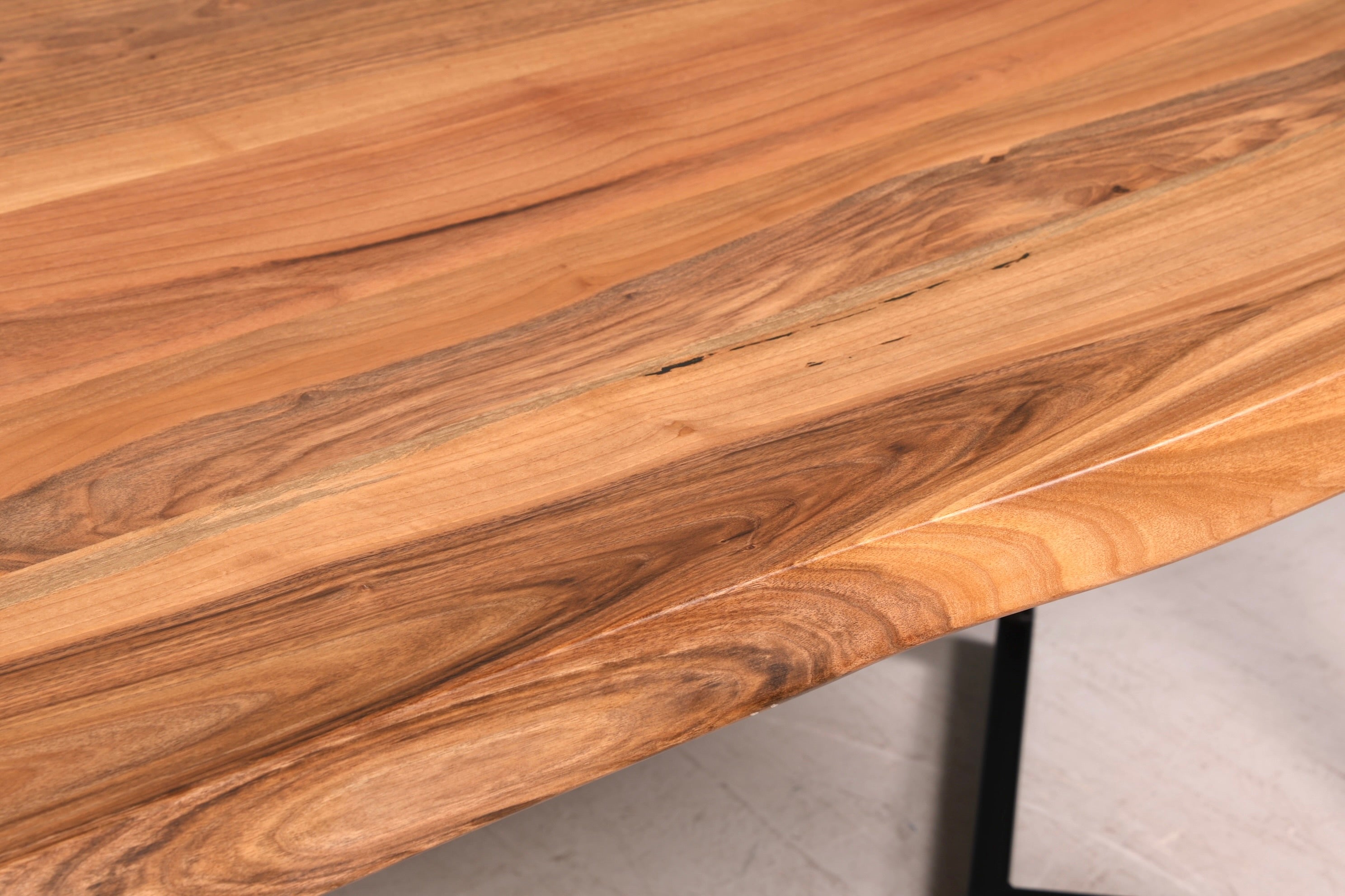 Traumhafter Nussbaum Tisch 220cm-95cm Esszimmer Tisch Baumkanten Platte massiv Holz Küchentisch