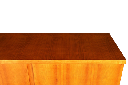 Hauptstadt Möblerei Mid Century Highboard aus hellem Echtholz mit sichtbarer Maserung und glatter Oberfläche