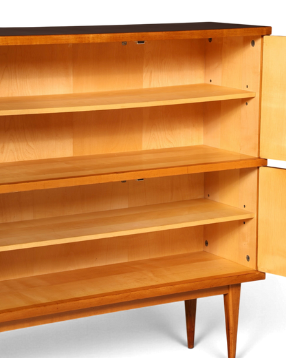 Hauptstadt Möblerei Mid Century Highboard aus hellem Echtholz mit verstellbaren Einlegeböden und konischen Beinen