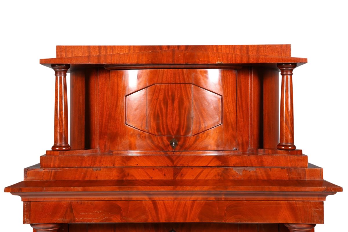 Hauptstadt Möblerei Biedermeier sekreter 1860 yılından kalma, sütun detaylı ve zengin ahşap dokulu antika büro komodini.
