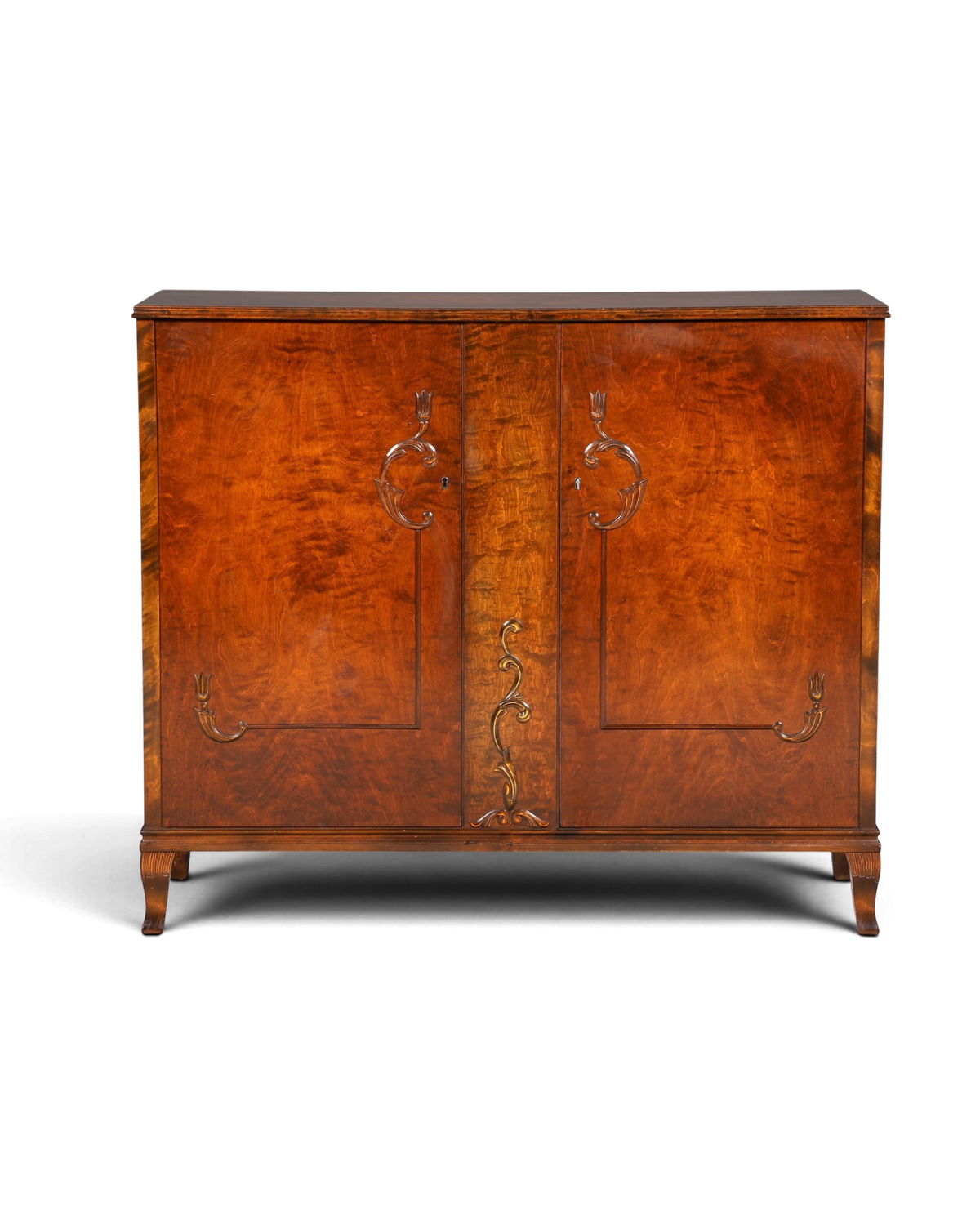 Hauptstadt Möblerei Original Art Deco Schrank aus massivem Holz mit edler Maserung und verzierten Fronten um 1930