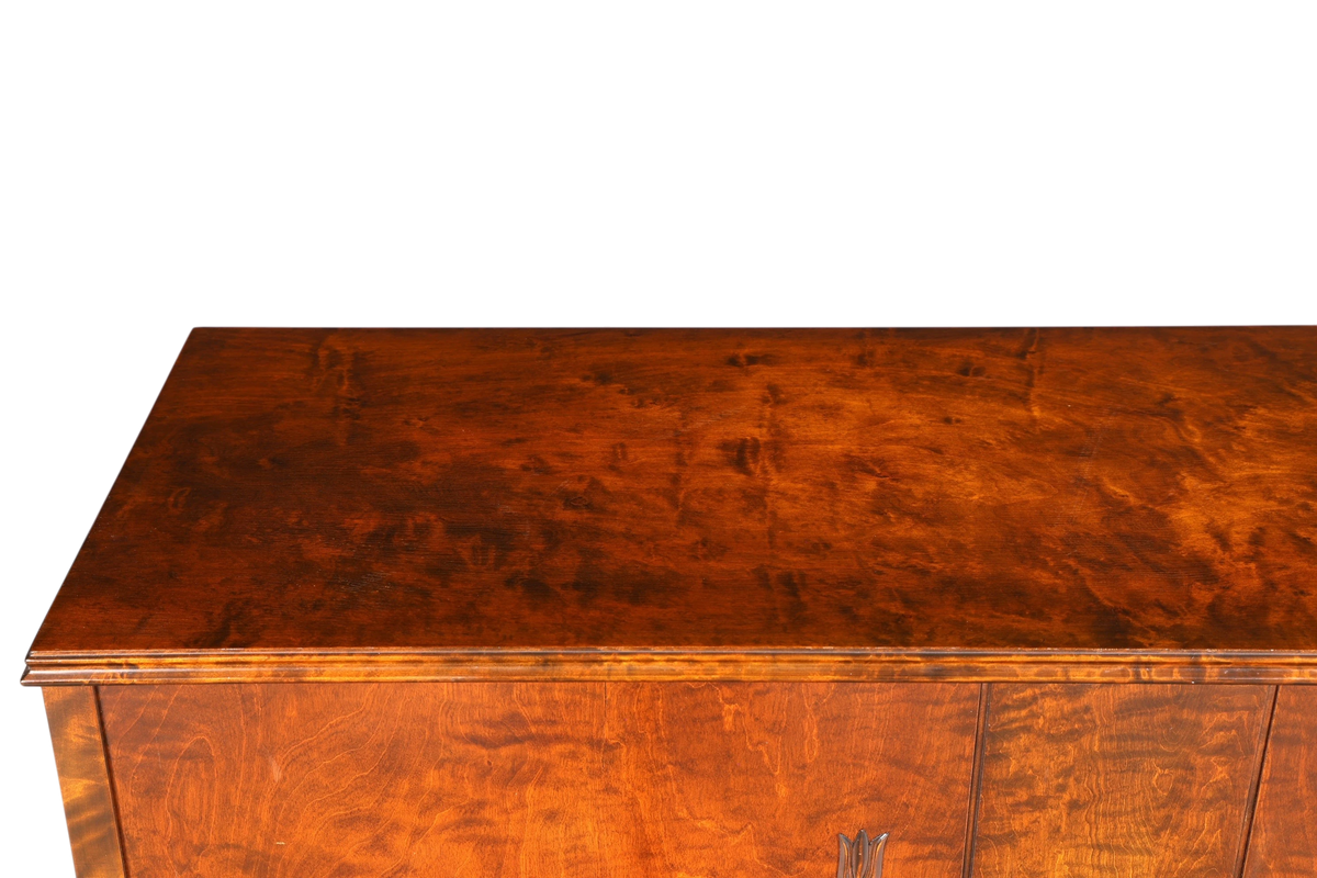 Hauptstadt Möblerei Art Deco Schrank aus massivem Holz mit markanter, edler Maserung und eleganter Oberfläche