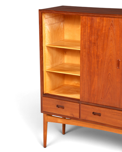 Hauptstadt Möblerei Mid Century Highboard aus Teakholz im Danish Design mit Schiebetüren und Schubladen