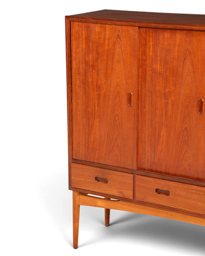 Hauptstadt Möblerei Mid Century Highboard aus Teakholz im Danish Design mit Schiebetüren und Schubladen
