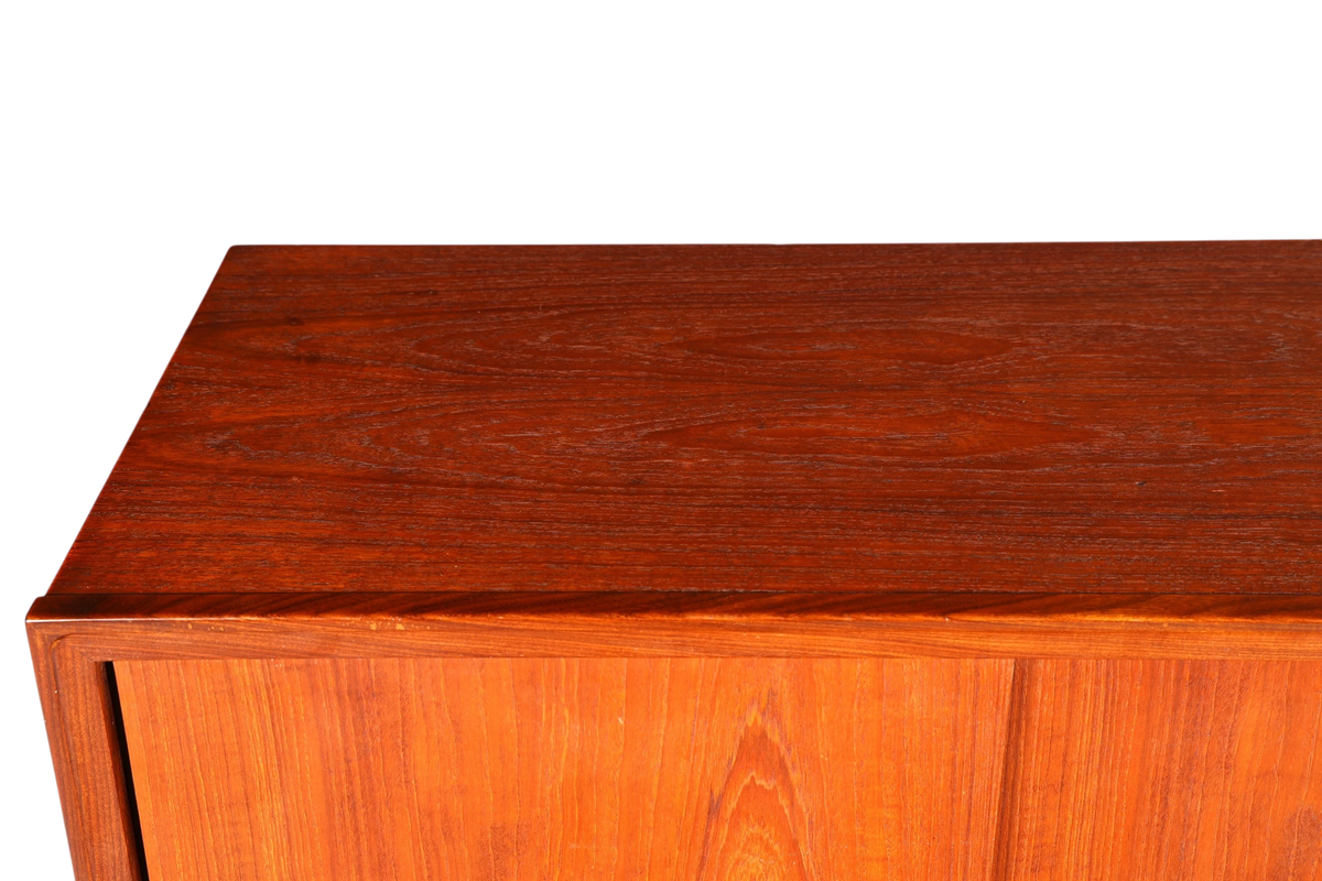 Hauptstadt Möblerei Mid Century Highboard aus massivem Teakholz mit detailreicher Holzmaserung im Danish Design Stil