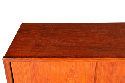 Hauptstadt Möblerei Mid Century Highboard aus massivem Teakholz mit detailreicher Holzmaserung im Danish Design Stil